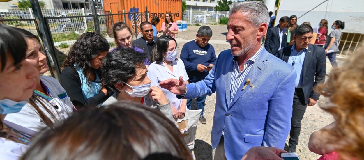 Arcioni recibió a profesionales del hospital regional “Manuel Sanguinetti”