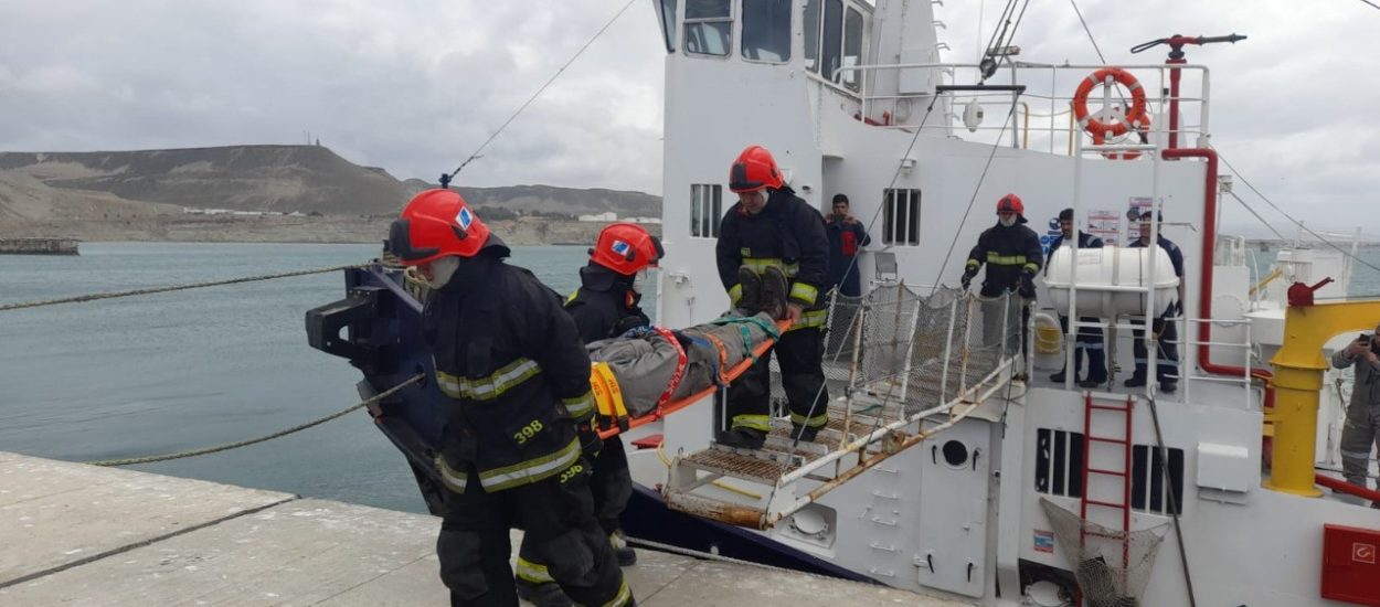 Comodoro Rivadavia: Provincia organizó un simulacro de asistencia y evacuación de un accidente a bordo de un barco en el puerto local