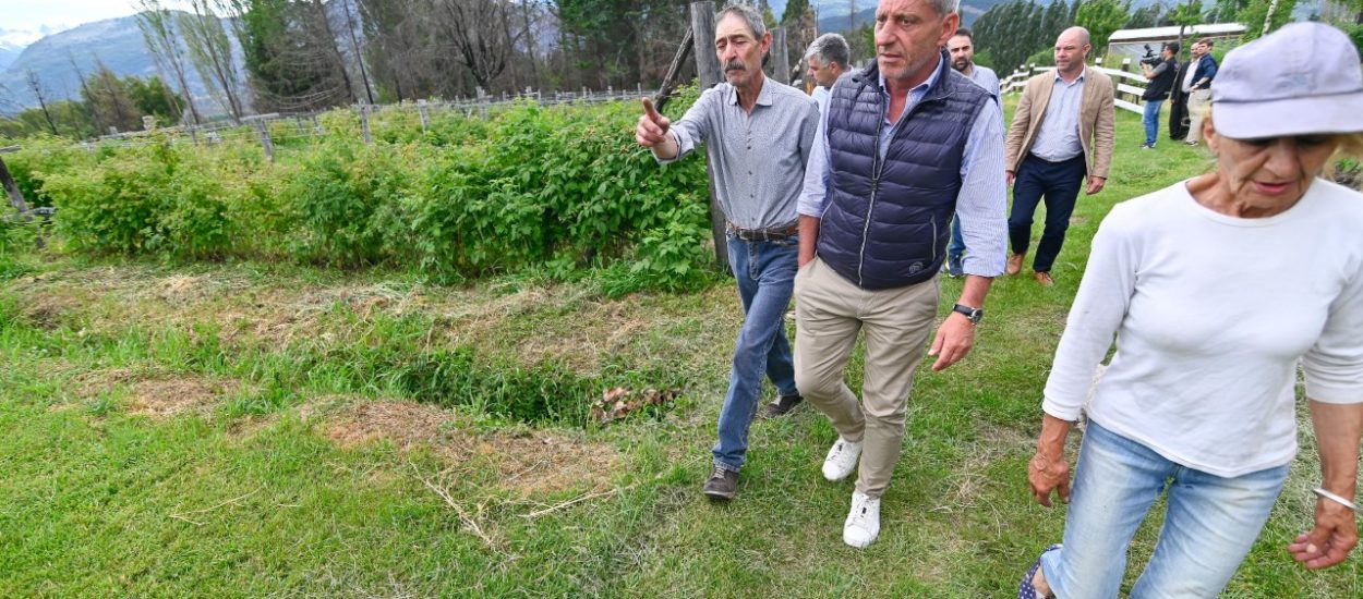 Arcioni visitó a productores de Las Golondrinas que perdieron todo en el incendio forestal de 2021