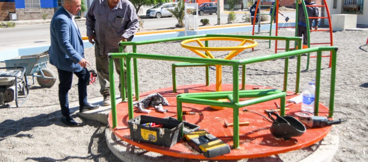 EL INTENDENTE RECORRIÓ LOS TRABAJOS QUE SE REALIZARON PARA CONCRETAR LA PUESTA EN VALOR DE LA PLAZA DEL BARRIO SAN MIGUEL