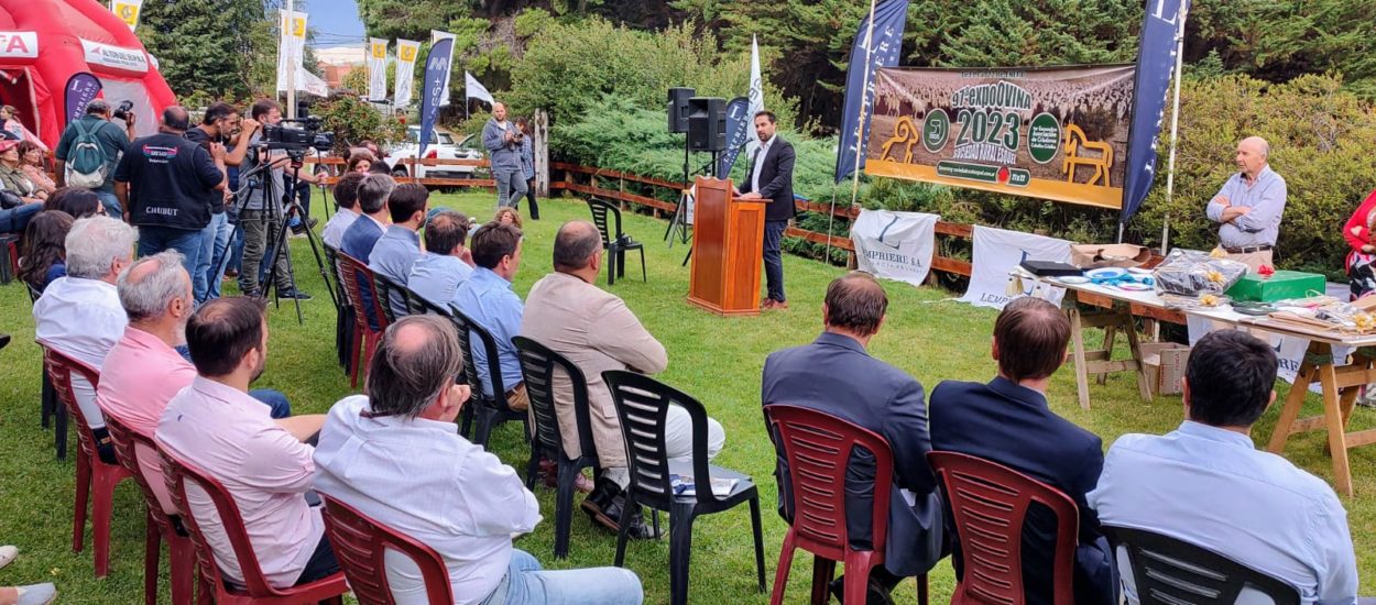 En la Expo Ovina, la Sociedad Rural y la Federación chubutense reconocieron el trabajo del Gobierno Provincial para potenciar al sector ganadero