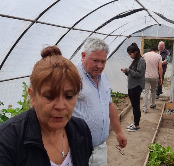 El Gobierno provincial acompaña a la comuna de Lago Blanco en la ampliación de producción de verduras bajo cubierta