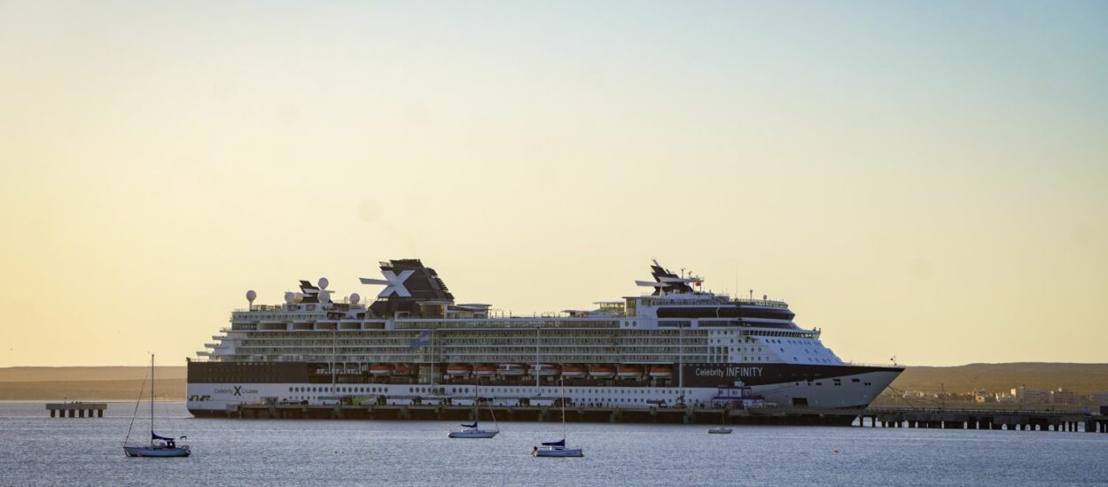 Temporada de Cruceros: Amarró en Puerto Madryn el Celebrity Infinity