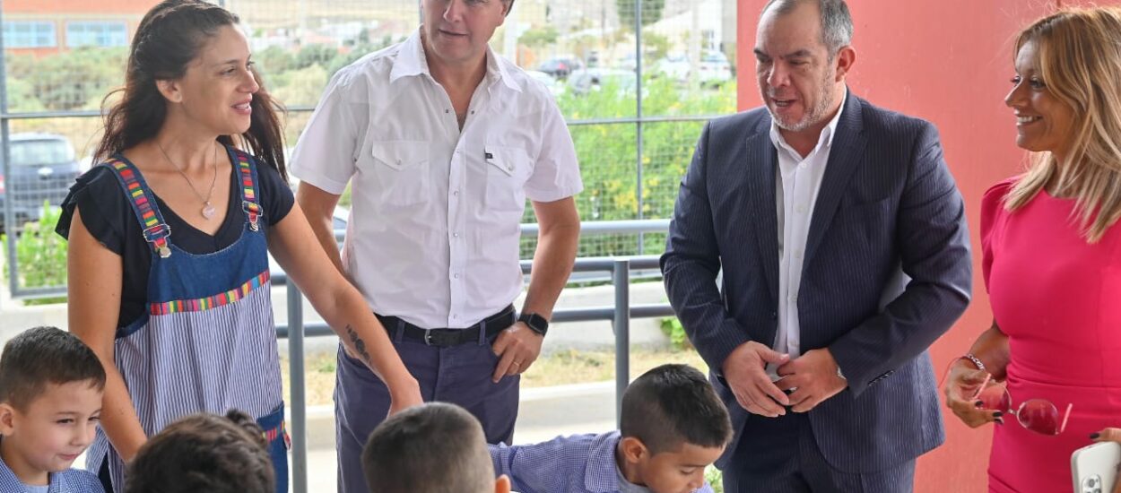 El ministro Grazzini acompañó el inicio de clases en la Escuela de Nivel Inicial N° 4.402 de Rada Tilly