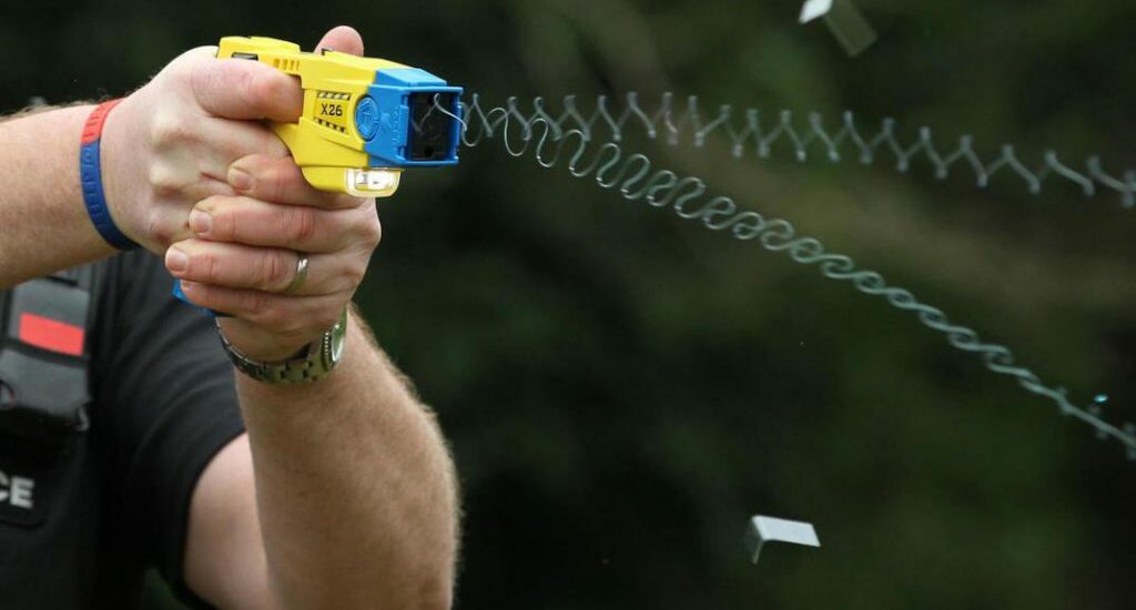 Organismos de derechos humanos criticaron la compra de pistolas Taser que confirmó el Gobierno