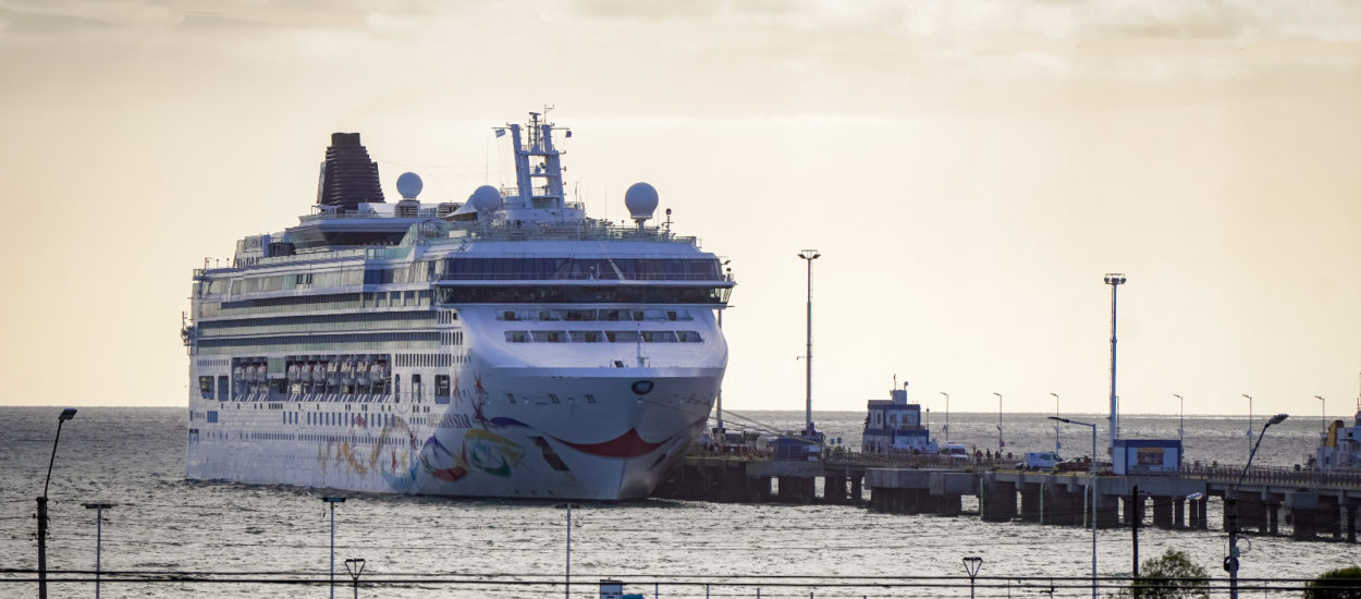 Temporada de Cruceros: Amarró nuevamente el Norwegian Star en el Muelle Luis Piedra Buena