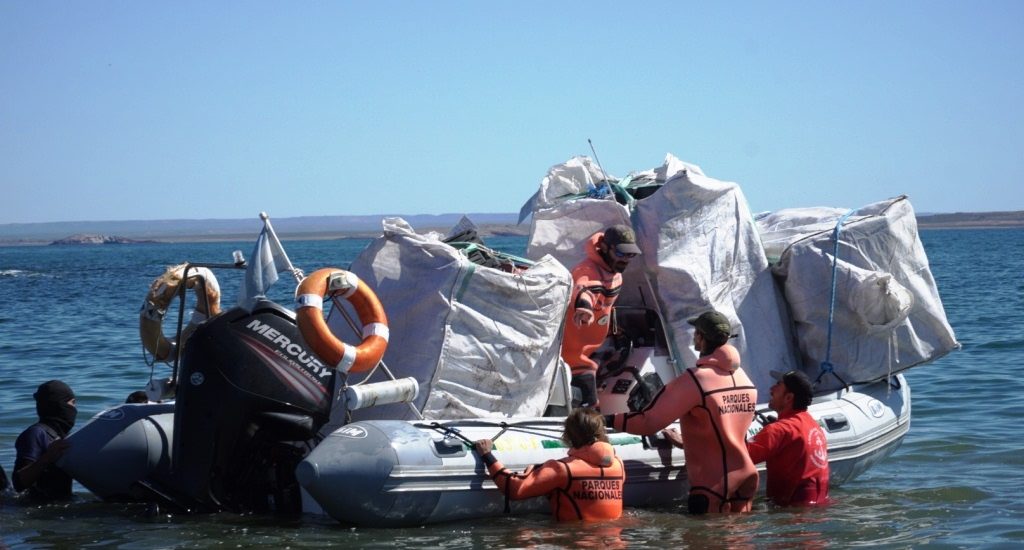 El Gobierno del Chubut acompañó el traslado de residuos pesqueros costeros recolectados en Isla Tovita