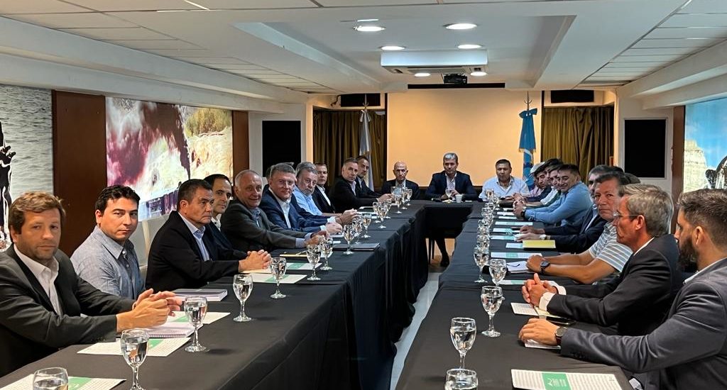 Provincia mantuvo una reunión con operadoras y sindicatos petroleros, y avanzan en propuestas conjuntas para enfrentar la situación del sector