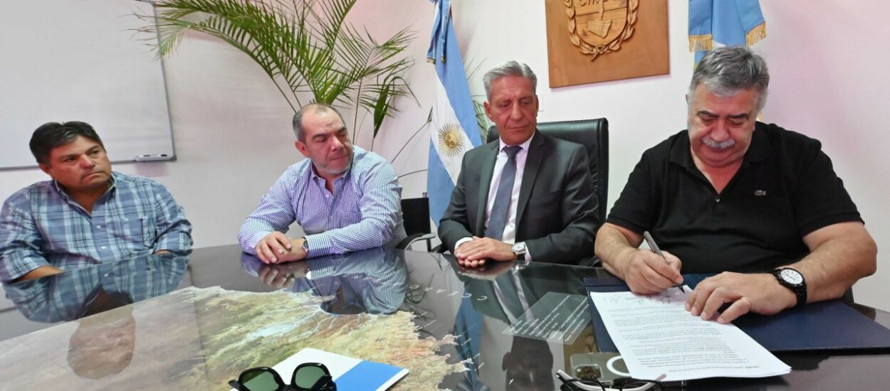 Arcioni firmó un convenio para la instalación de paneles solares en ocho escuelas y cuatro edificios públicos de la Provincia