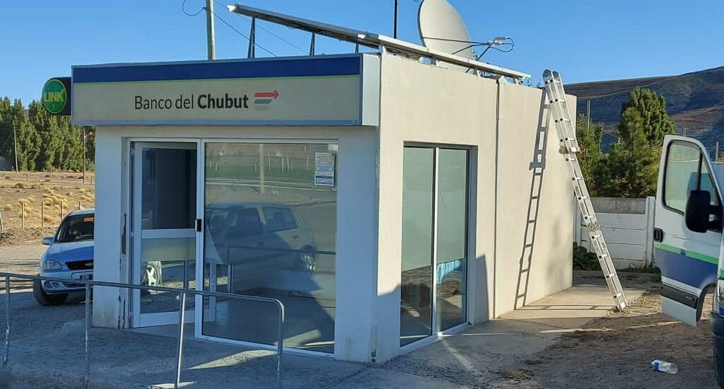 Banco del Chubut colocó paneles solares en 23 cajeros del interior