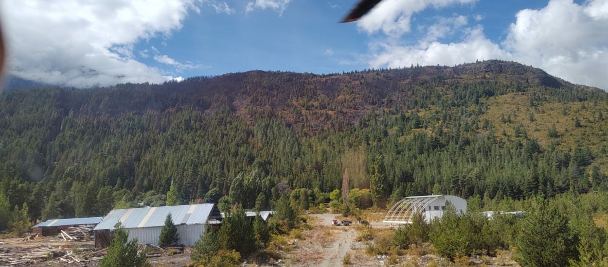 Chubut: Brigadistas contienen incendio en cercanías de Epuyén