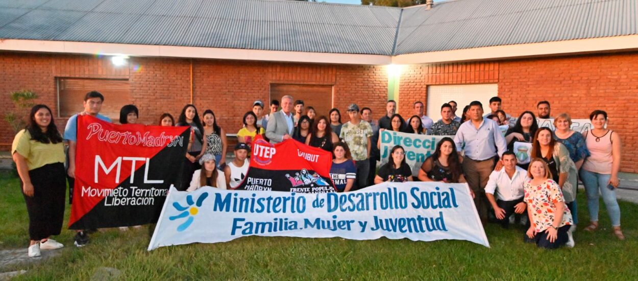 JUVENTUR: Arcioni acompañó la despedida de los más de 45 jóvenes chubutenses que viajan a Buenos Aires para participar de actividades recreativas