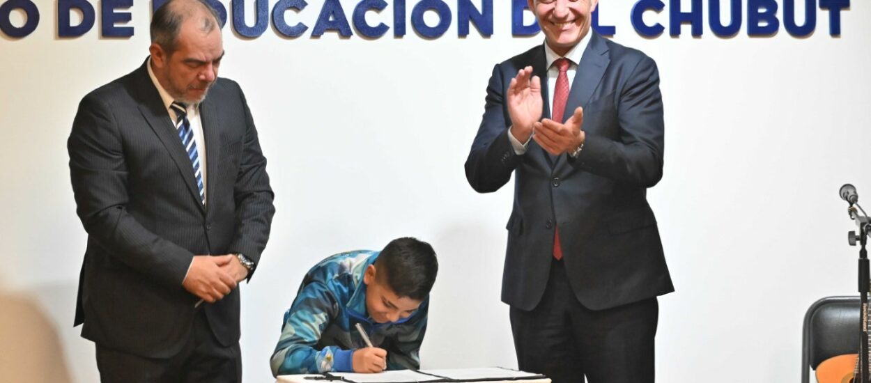 Ley Thiago: Arcioni firmó el proyecto para que alumnos y docentes de Chubut lleven la imagen de Malvinas en guardapolvos y uniformes
