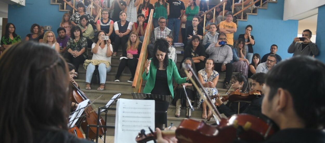 El Gobierno del Chubut homenajeó a los trabajadores del Ministerio de Educación con la actuación de la Orquesta del Barrio INTA