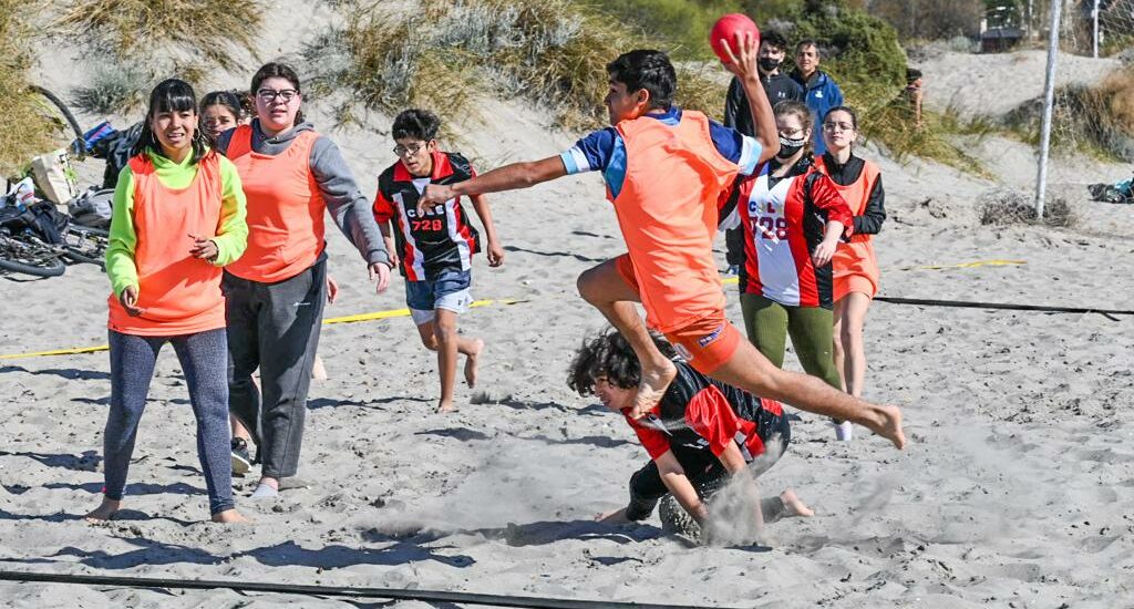 SE JUEGAN LOS INTERESCOLARES DE PLAYA EN EL PUNTO DE DEPORTES “VISITE MADRYN”