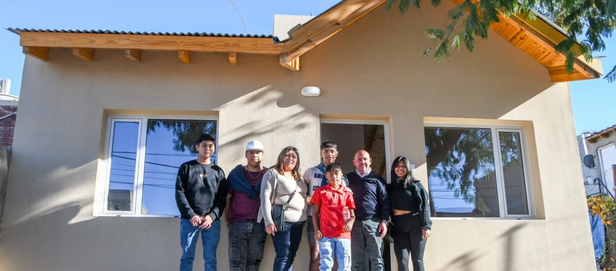 EL INTENDENTE Y LA TITULAR DEL IPV ENTREGARON LA VIVIENDA A UNA FAMILIA DE PUERTO MADRYN