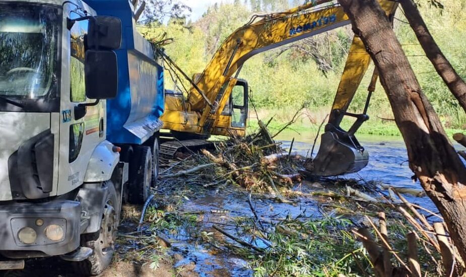 Provincia continúa con la limpieza del río Quemquemtreu en Lago Puelo
