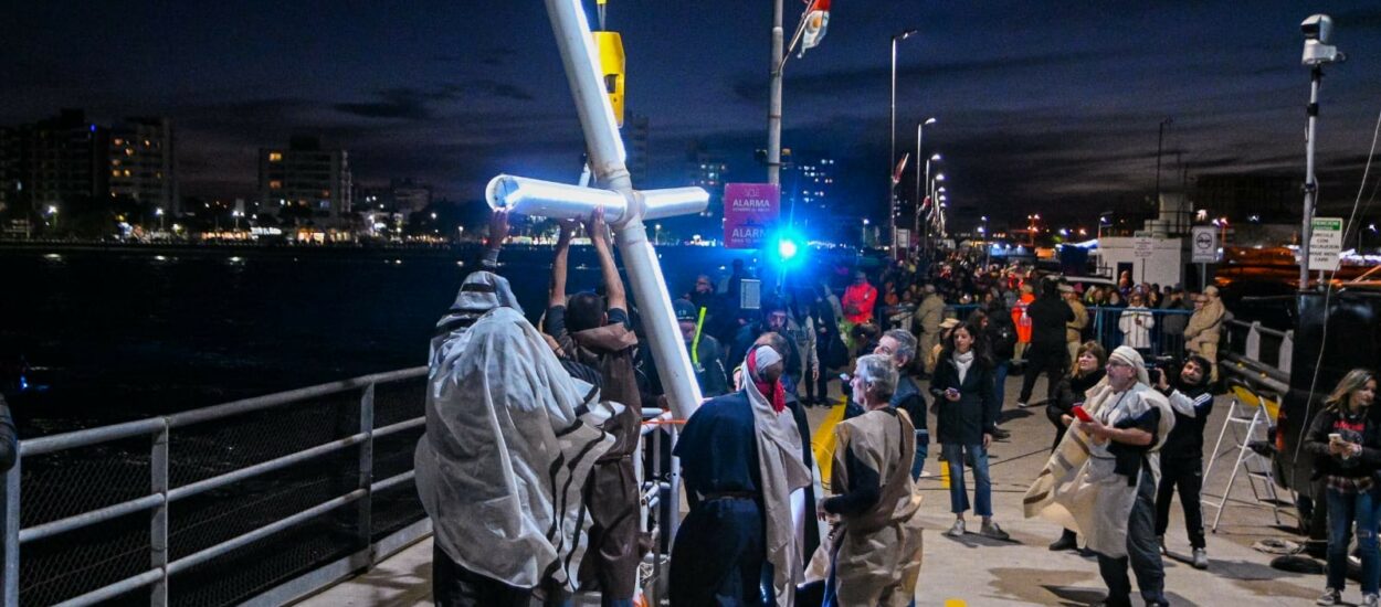 MILES DE VECINOS Y TURISTAS DISFRUTARON DE UNA NUEVA EDICIÓN DEL VÍA CRUCIS SUBMARINO EN PUERTO MADRYN