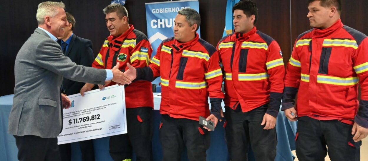 Arcioni firmó el inicio de obra para construir el nuevo edificio de la Brigada de Incendios en Las Golondrinas 