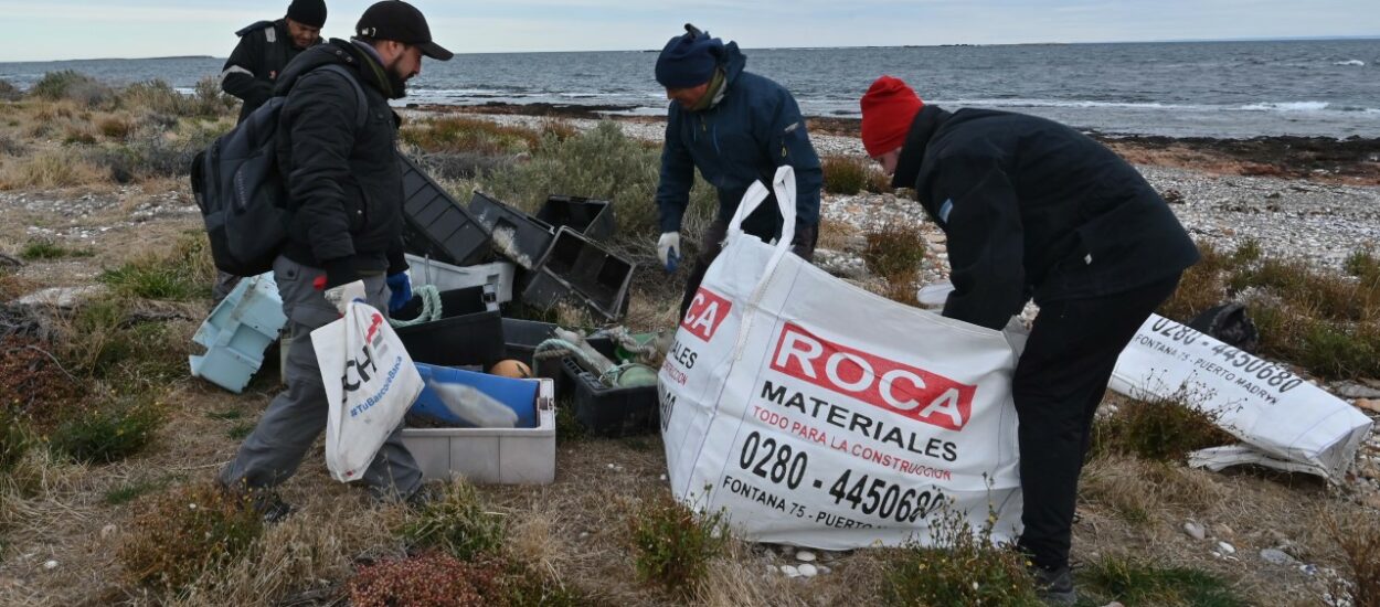 Provincia, Nación y distintas instituciones realizaron una importante jornada de limpieza en las islas Tova y Tovita 