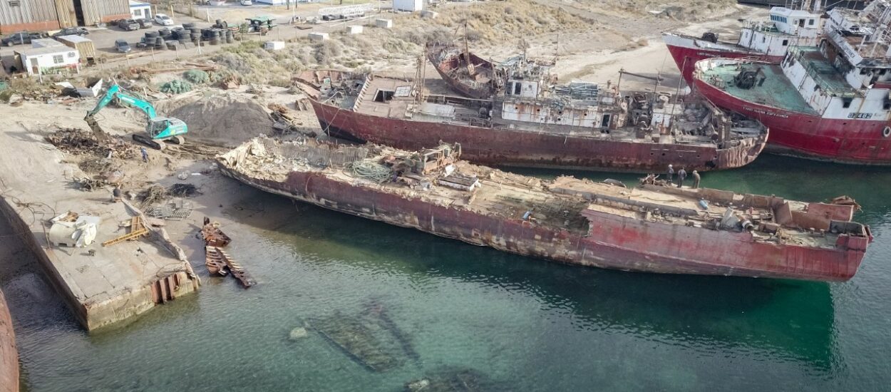 Puerto Madryn: Avanza a buen ritmo el desguace del Pescargen IV en el Muelle Storni