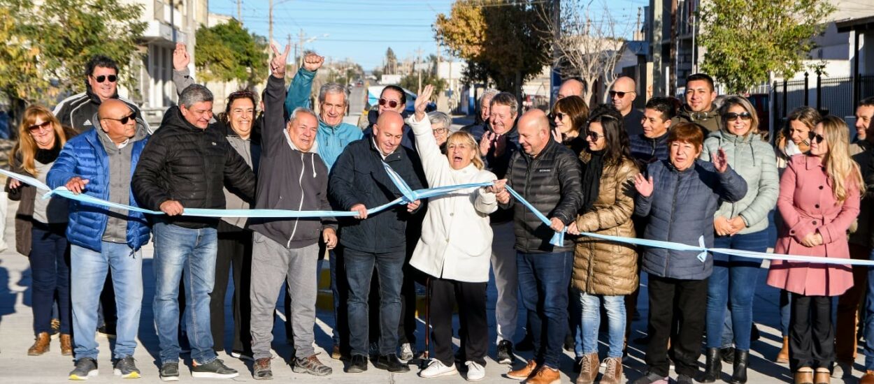 EL VICEGOBERNADOR Y EL INTENDENTE INAUGURARON LA PAVIMENTACIÓN DE LA CALLE ESTIVARIZ