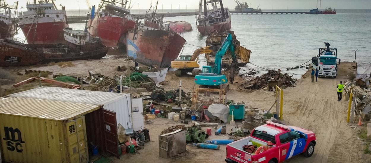 La Administración Portuaria de Puerto Madryn coordinó la extracción de pasivos ambientales en un buque varado