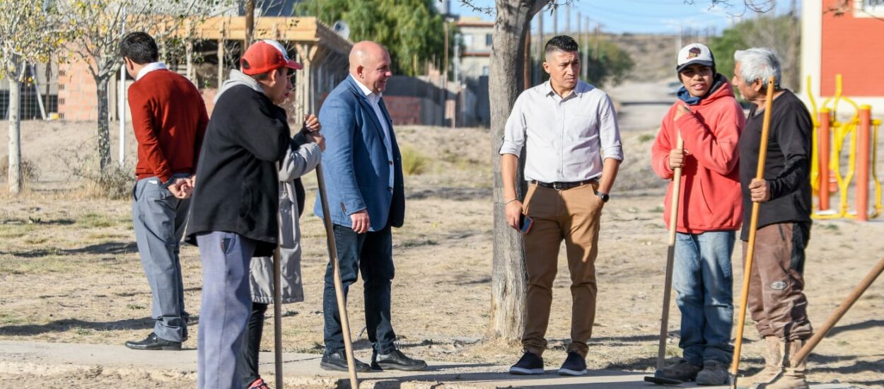 EL INTENDENTE RECORRIÓ LA PLAZA DEL BARRIO SOLANA DE LA PATAGONIA, DONDE EL MUNICIPIO AVANZÓ EN SU OPTIMIZACIÓN