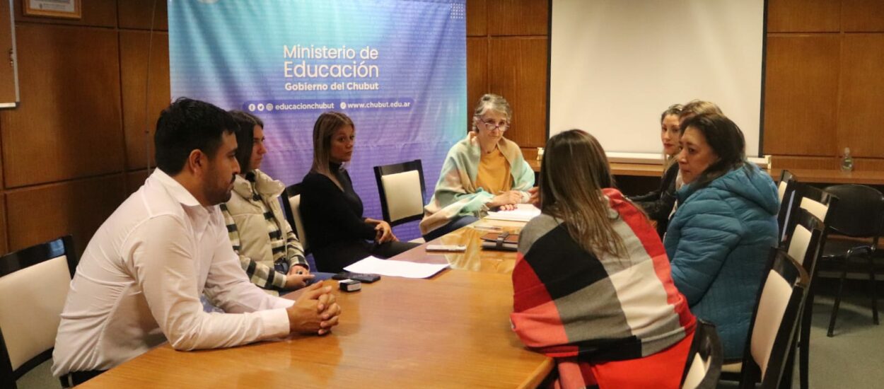 Autoridades de Educación recibieron a padres de la Escuela Provincial N° 167