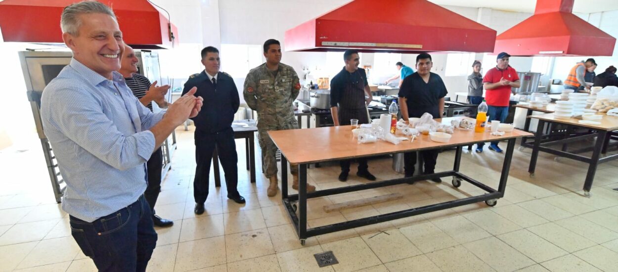 En la previa del Día de los Trabajadores, Arcioni compartió un locro multitudinario en Comodoro Rivadavia