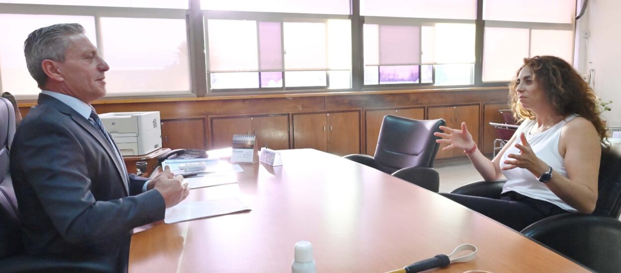 Arcioni recibió a la intendenta de Camarones para evaluar el avance de obras en la localidad