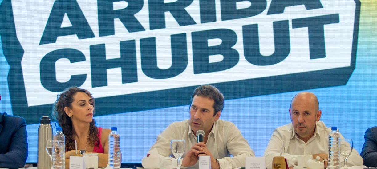 Luque y Sastre lanzaron el Frente Arriba Chubut con el apoyo de la gran mayoría de intendentes y jefes comunales de la provincia 