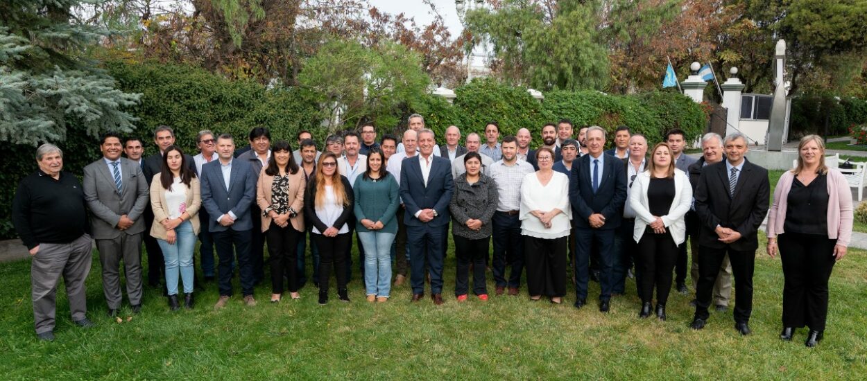 Arcioni se reunió con intendentes, jefes comunales y referentes políticos de la Provincia