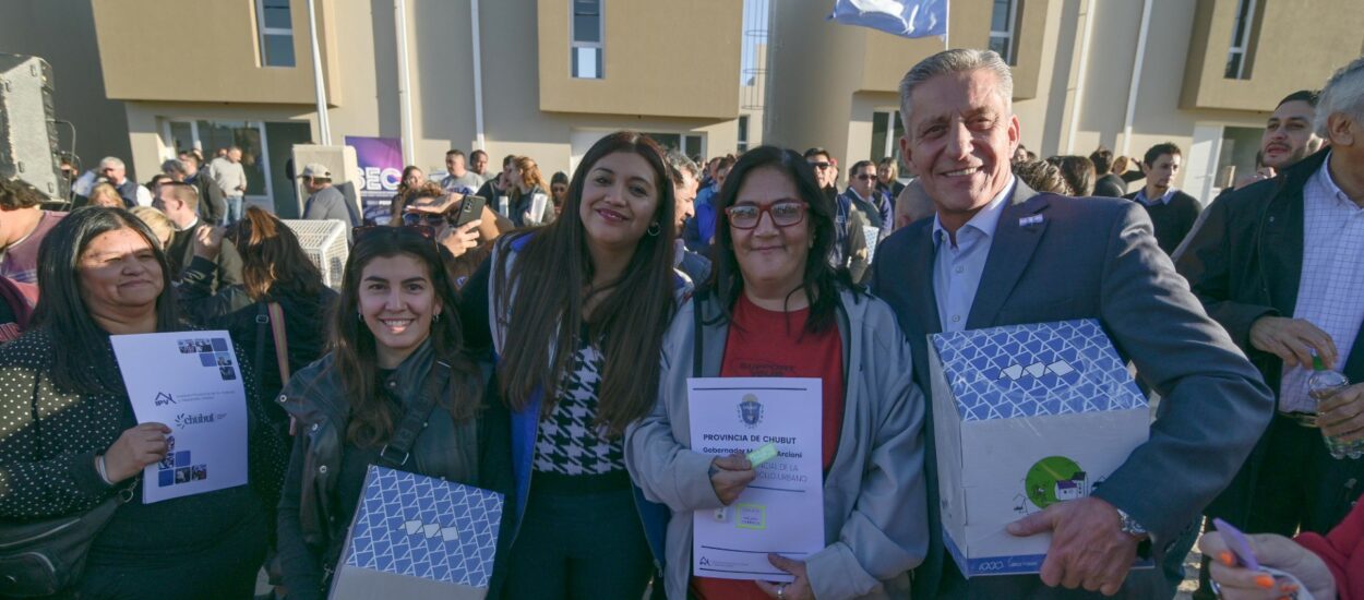 Arcioni entregó 43 viviendas a familias de Puerto Madryn y afirmó que “hay otras 980 en ejecución en toda la provincia”