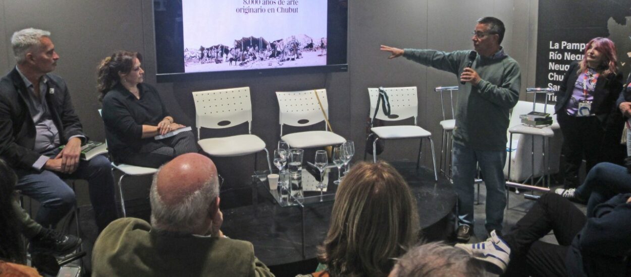 Provincia lanzó material sobre pueblos originarios en la Feria del Libro de Buenos Aires