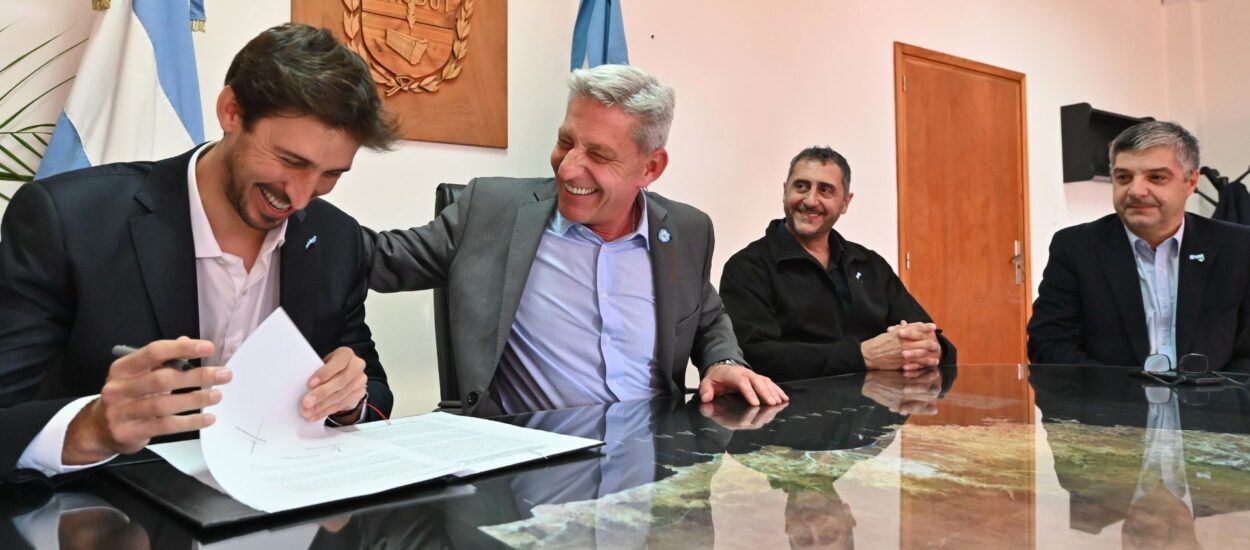 Provincia entregó aporte al Club Guillermo Brown para la adquisición de un nuevo piso flotante