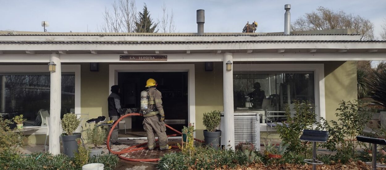Incendio en una vivienda del Barrio Alambra es controlado por bomberos