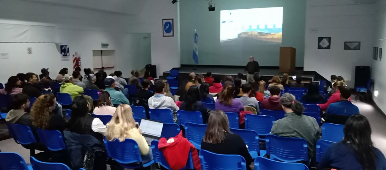 Charla sobre Área Natural Protegida Península Valdés y Plan de manejo en la UNPSJB