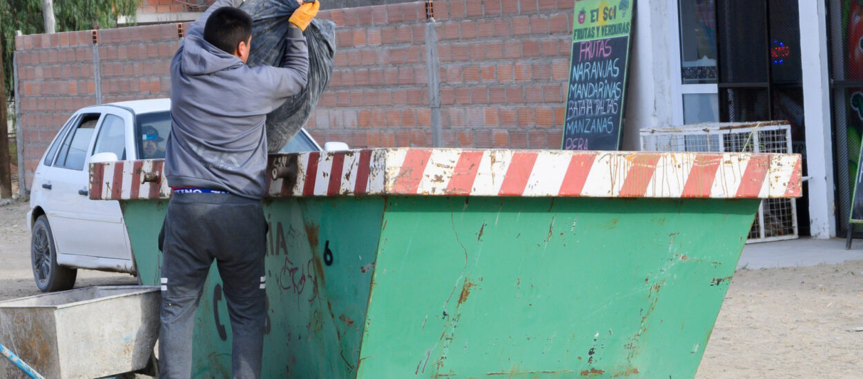 LA CAMPAÑA DE LIMPIEZA LLEGA A LOS BARRIOS LAS BARDAS Y DEL DESEMBARCO  