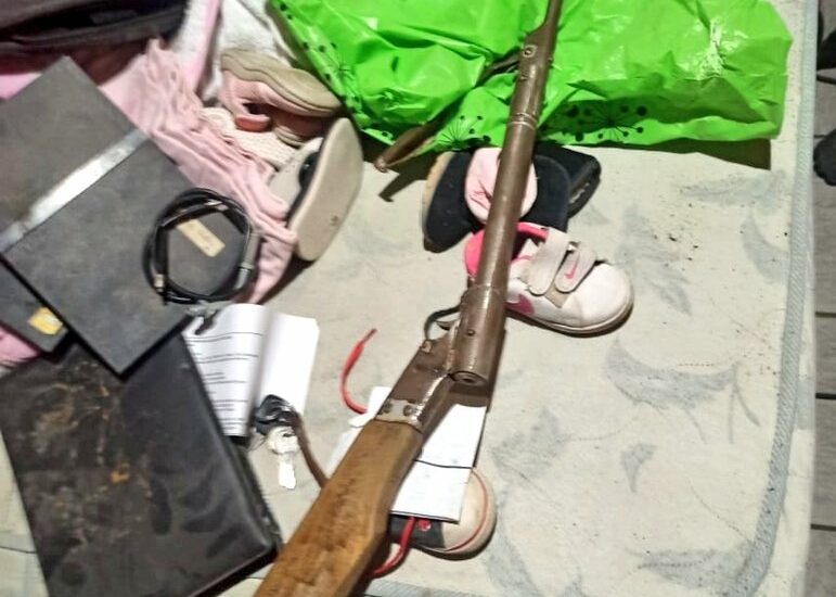 DETIENEN A SUJETO EN OPERATIVO POLICIAL: SECUESTRO DE DROGAS, ARMA CASERA Y ELEMENTOS DE MOTOS EN MADRYN