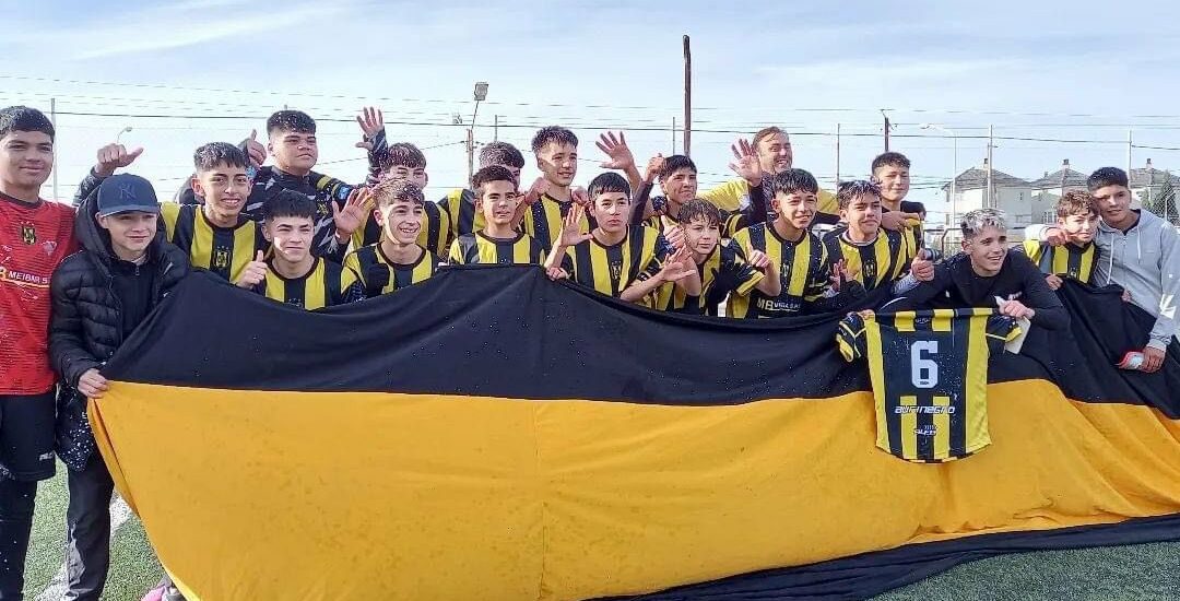 El Club Madryn celebra la victoria de sus equipos juveniles en la Copa de Plata