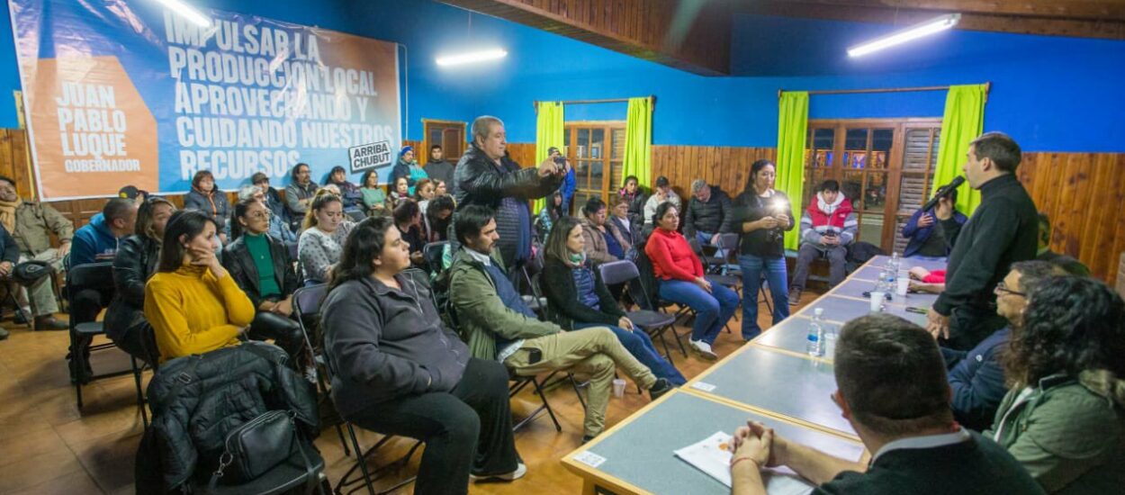 Juan Pablo Luque junto a vecinos de Gobernador Costa para discutir propuestas y prioridades