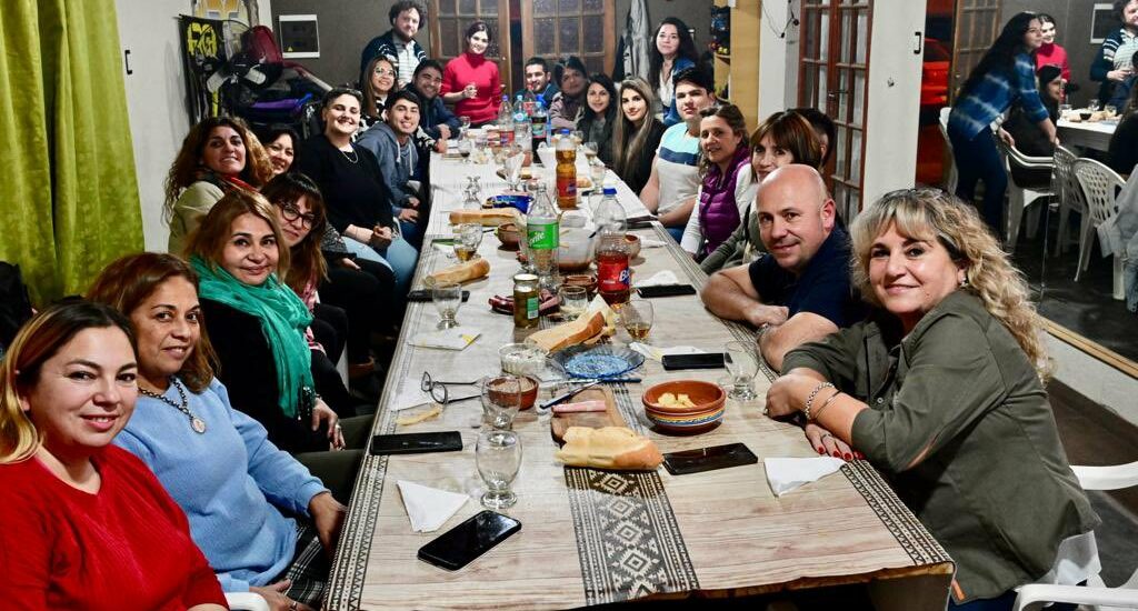 Ricardo Sastre junto a alumnos de educación tecnológica en cena previa a viaje de estudios