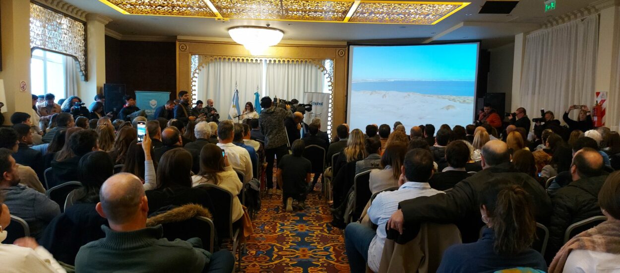 Autoridades participan en el lanzamiento oficial de la temporada de ballenas 2023