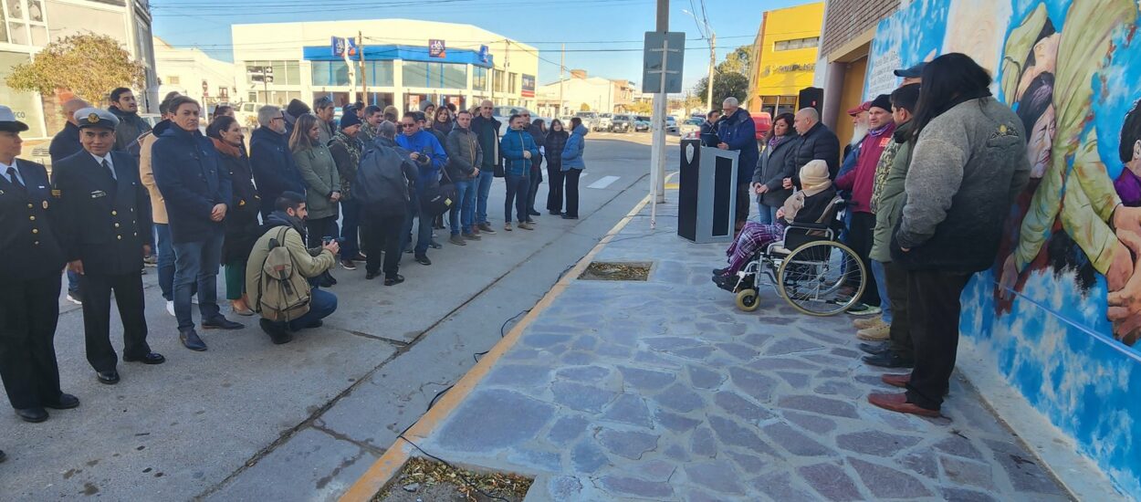  “Madryn recuerda el día que se quedó sin pan y la solidaridad de sus vecinos con un mural en su honor”