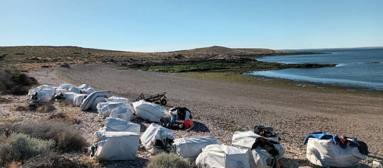 La Armada Argentina enviará un buque para retirar los residuos plásticos de las costas de Península Váldes en Chubut