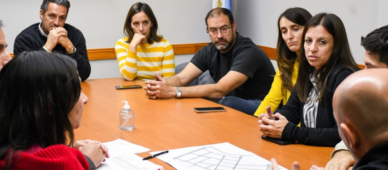 EL INTENDENTE RECIBIÓ A VECINOS DEL BARRIO “LOS MÉDANOS” PARA AVANZAR EN OBRAS DE PAVIMENTACIÓN Y CLOACAS