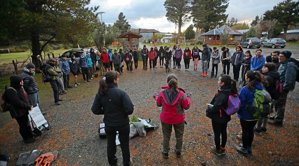 Provincia acompañó a estudiantes y docentes en la plantación de 400 cipreses en la Reserva Forestal Lago Epuyén