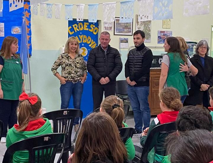 Torres visitó junto a Darío James la Escuela Galesa de Gaiman