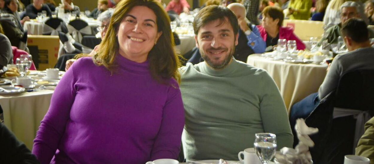 Nacho Torres y Ana Clara Romero participaron de un Mate Bingo por el Día del Padre junto a más de 600 jubilados petroleros en Comodoro